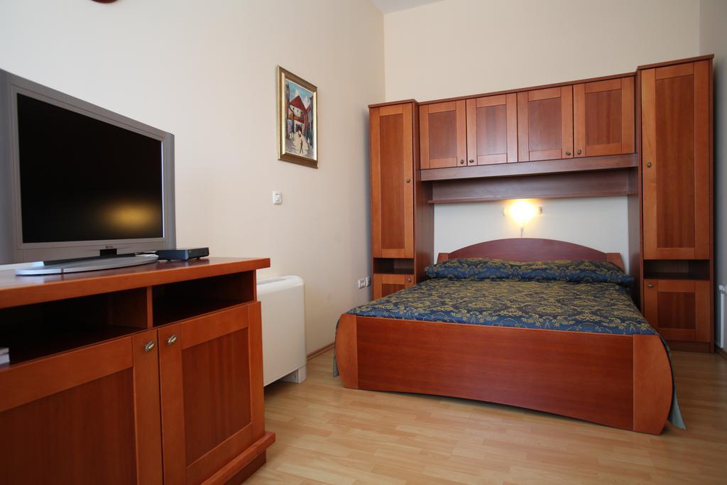 Studio Apartmani Bijeli Delfin Weißenburg Zimmer foto