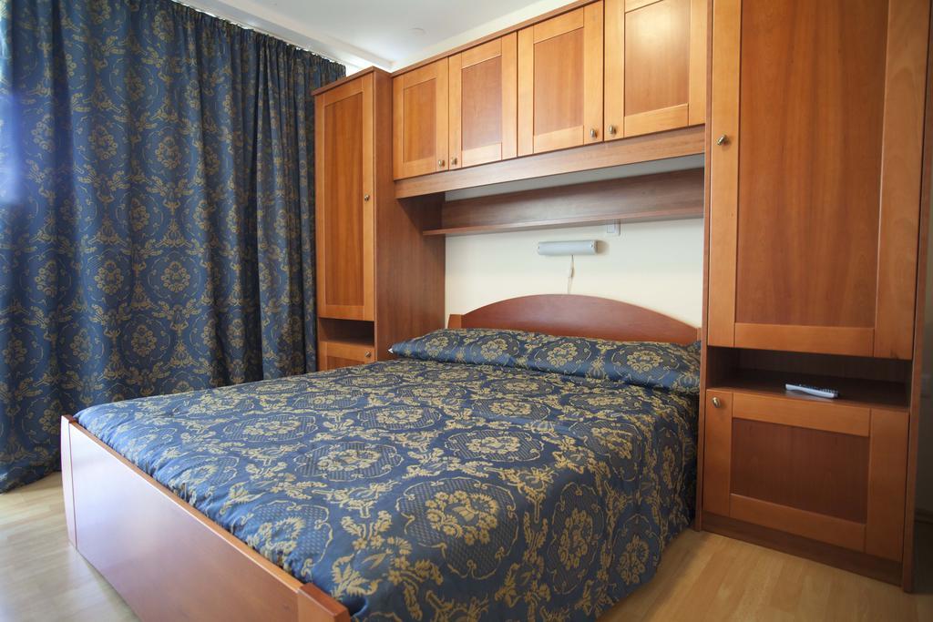 Studio Apartmani Bijeli Delfin Weißenburg Zimmer foto