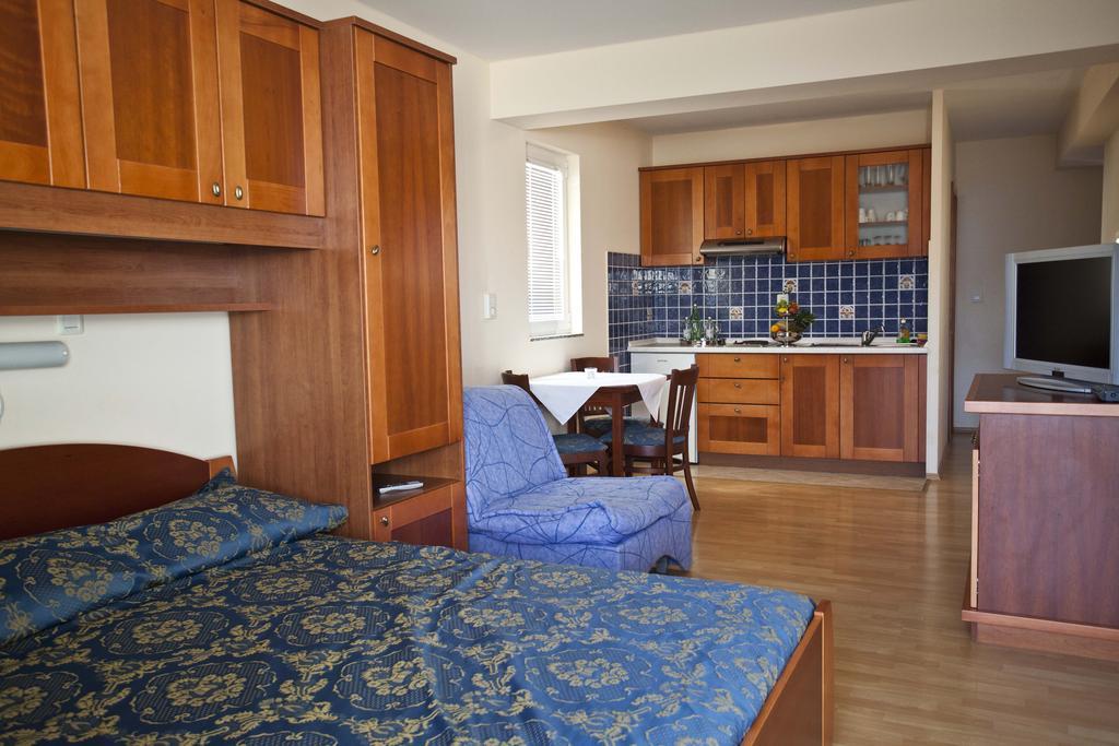 Studio Apartmani Bijeli Delfin Weißenburg Zimmer foto