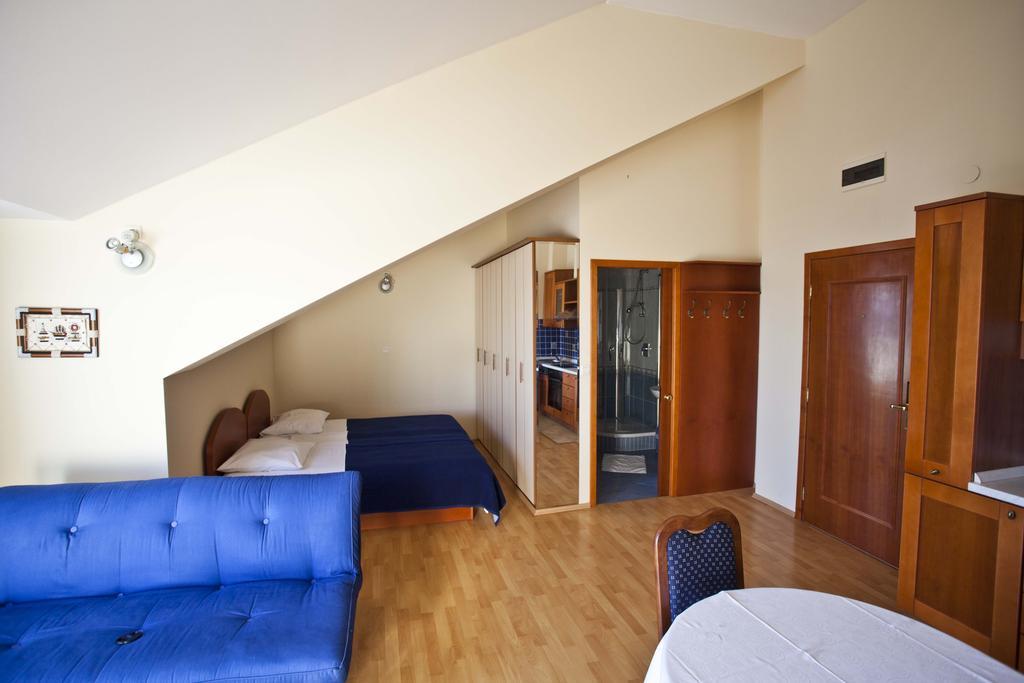 Studio Apartmani Bijeli Delfin Weißenburg Zimmer foto